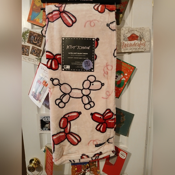 Betsey Johnson Other - Betsey Johnson NWT Balloon Dog 50 × 70 Inches Plush Throw